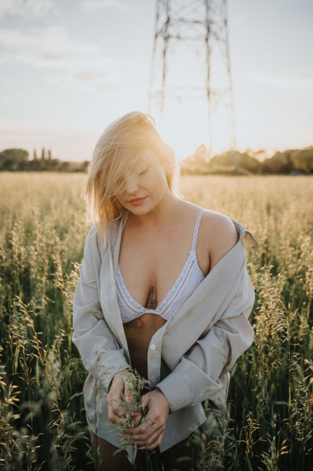 shooting photo modèle en lingerie et chemise dans les champs