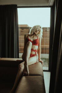 shootng photo intimiste boudoir jeune femme en lingerie rouge