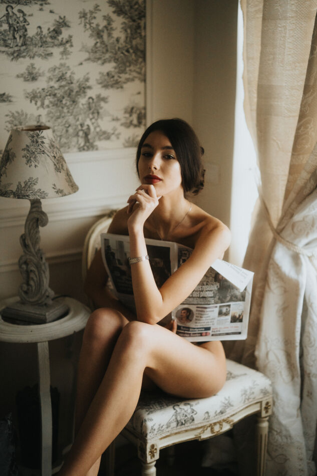 shooting photo nu caché avec journal