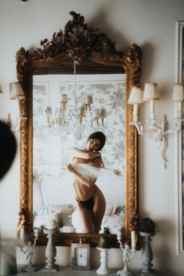 shooting femme topless avec plume