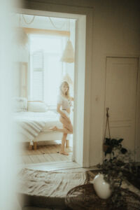 shooting boudoir intimiste femme en lingerie blanche