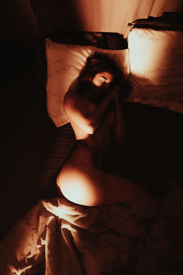 shooting femme intimiste boudoir sur son lit de nuit