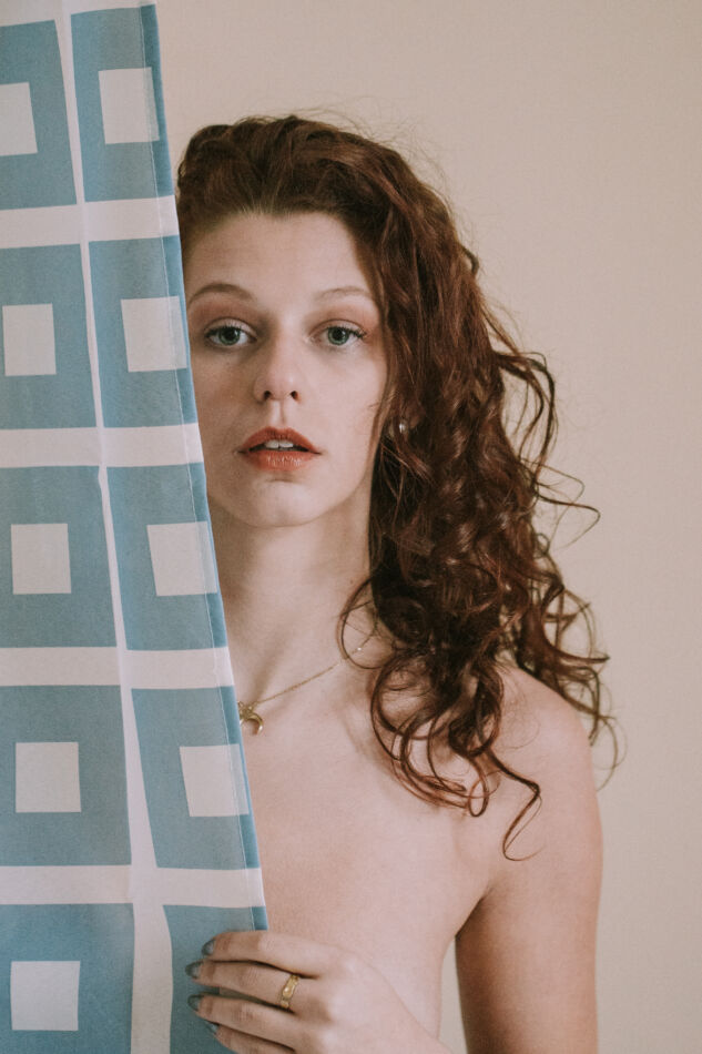 shooting femme intimiste boudoir derrière un rideau